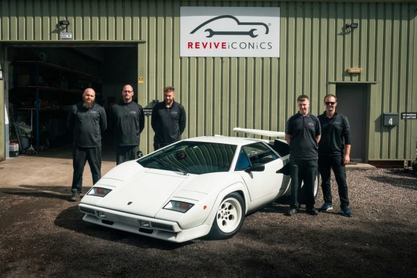 CAR-ICONICS Restoration & Servicing Create a lasting memory with a unique fine art commission, forever capturing your vehicle on oil and canvas. Specialising in cars, yachts and planes we can create a bespoke picture for that special occasion.
